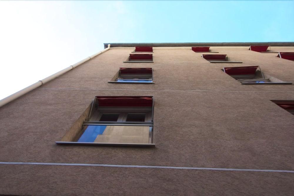Auberge Internationale Des Jeunes Paris Exterior photo